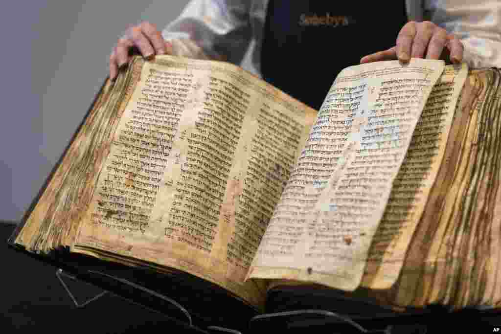 Rumah lelang&nbsp;Sotheby&#39;s meluncurkan &quot;Codex Sassoon&quot; untuk dilelang, Rabu, 15 Februari 2023, di wilayah Manhattan di New York. Sotheby&#39;s katakan koleksi ini sebagai &quot;Alkitab Ibrani paling awal dan terlengkap yang pernah ditemukan.&quot; (Foto AP)