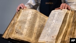 Rumah lelang Sotheby's menawarkan "The Codex Sassoon" untuk dilelang, Rabu, 15 Februari 2023, di wilayah Manhattan di New York. (AP/John Minchillo)