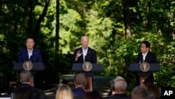 Los presidentes de Corea del Sur y EEUU, Yoon Suk Yeol, y Joe Biden, y el primer ministro japonés Fumio Kishida, durante una conferencia de prensa al final de su cumbre en Camp David, Maryand, el 18 de agosto de 2023.