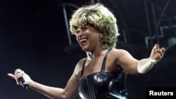 FILE - Singer Tina Turner acknowledges applause after performing on the closing night of her "Twenty Four Seven" concert tour, at the Arrowhead Pond arena in Anaheim, California, U.S., December 6, 2000. (REUTERS/Rose Prouser/File Photo)