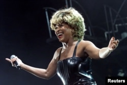 FILE - Tina Turner acknowledges applause after performing on the closing night of her "Twenty Four Seven" concert tour, at the Arrowhead Pond arena in Anaheim, California, U.S., December 6, 2000. (REUTERS/Rose Prouser/File Photo)