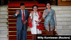 Hamzah Haz menghadiri pelantikan Presiden Joko Widodo untuk masa jabatan kedua di Gedung DPR/MPR, Senayan, Jakarta, 20 Oktober 2019. (Foto: Willy Kurniawan/Reuters)