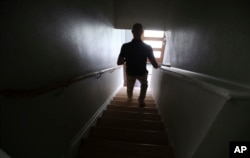 Seorang petugas berjalan menuruni tangga di tempat penampungan (shelter) khusus pria korban KDRT di Dallas, "Family Place", 8 Agustus 2017. (AP/LM Otero)