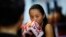 Seorang perempuan menghadiri kelas tinju di Klub Tinju Perempuan "Princess" di Shanghai, 3 Desember 2014. (REUTERS/Carlos Barria)