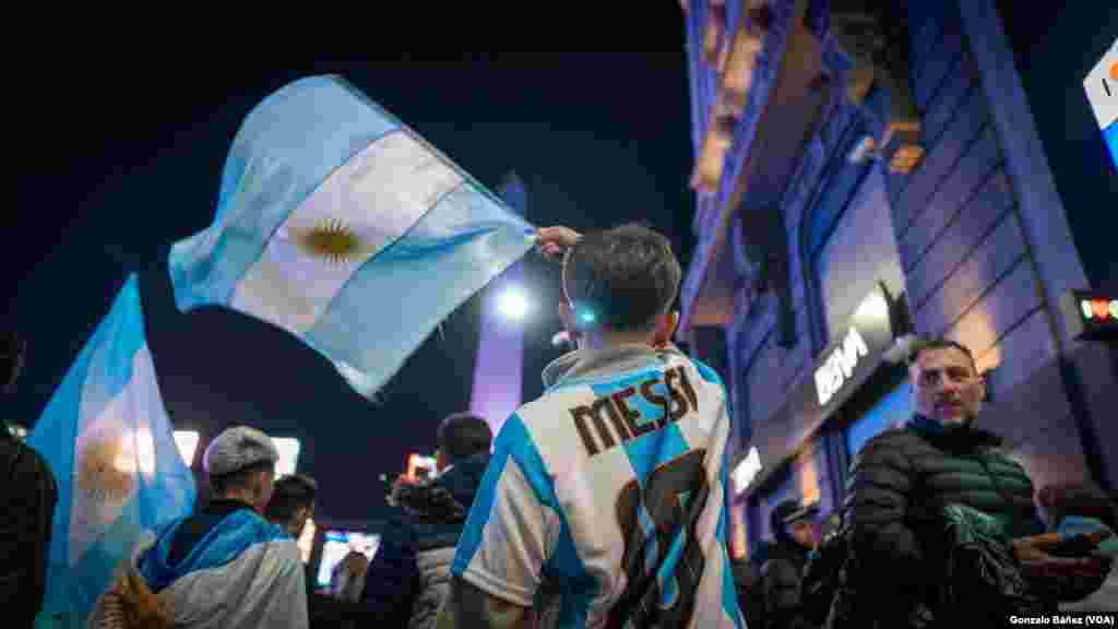 Después de 90 minutos tensos que terminaron 0-0, Martínez se lanzó en el minuto 112 para asegurar el tercer título internacional consecutivo de Argentina y un récord de 16 victorias en la Copa.