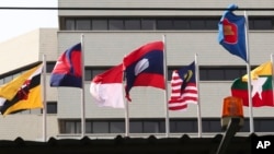 Bendera negara-negara anggota berkibar di Sekretariat ASEAN di Jakarta, 22 April 2021. (AP/Tatan Syuflana)