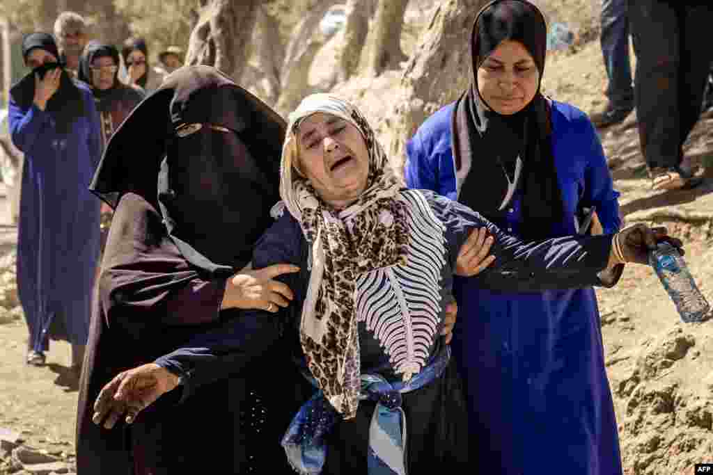 Реакција на жена по смртта на роднините во земјотрес во планинското село Тафегагте, југозападно од Маракеш, Мароко.
