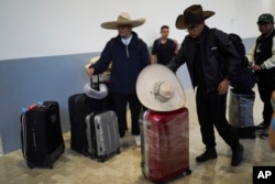 Musisi dari sebuah grup musik negara bagian Hidalgo, Meksiko, menunggu penerbangan baru ke Kolombia setelah penerbangan mereka dibatalkan di bandara internasional Benito Juarez di Mexico City, 19 Juli 2024. Penerbangan mereka terdampak oleh gangguan teknologi massal di dunia.