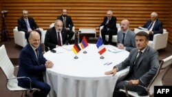 Kanselir Jerman Olaf Scholz, PM Armenia Nikol Pashinyan, Presiden Dewan Eropa Charles Michel dan Presiden Prancis Emmanuel Macron sebelum dimulainya sesi pleno KTT Komunitas Politik Eropa di Palacio de Congreso di Granada, Spanyol, 5 Oktober , 2023. (Foto: AFP/Ludovic MARIN)