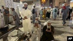 Hodočasnici se mole napolju u Velikoj džamiji tokom godišnjeg hodočašća hadža u Meki, Saudijska Arabija, 12. juna 2024.
