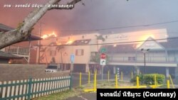 เพลิงจากไฟป่าขณะกำลังเผาผลาญย่านธุรกิจ ที่ตั้งของร้านนวดไทย Banyan Tree Spa ในเมืองลาไฮนา เกาะเมาวี รัฐฮาวาย 8 ส.ค. 2023