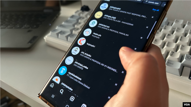 Instagram menjadi tempat para joki tugas dan skripsi memasarkan jasa mereka. Dengan kata kunci "joki skripsi", berbagai akun joki langsung bermunculan. (Rivan Dwiastono/VOA)