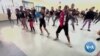 Professor de dança anti-bullying leva adolescentes ao Carnaval da Cidade do Cabo