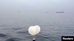 Un ballon transportant divers objets envoyé par la Corée du Nord en Corée du Sud, le 9 juin 2024.