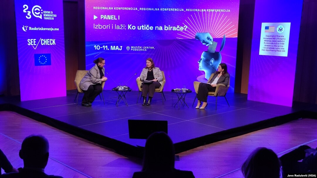 Ambasadorka SAD Džudi Rajzing Rajnke (u sredini) na skupu “Ima li fer izbora u eri dezinformacija?”