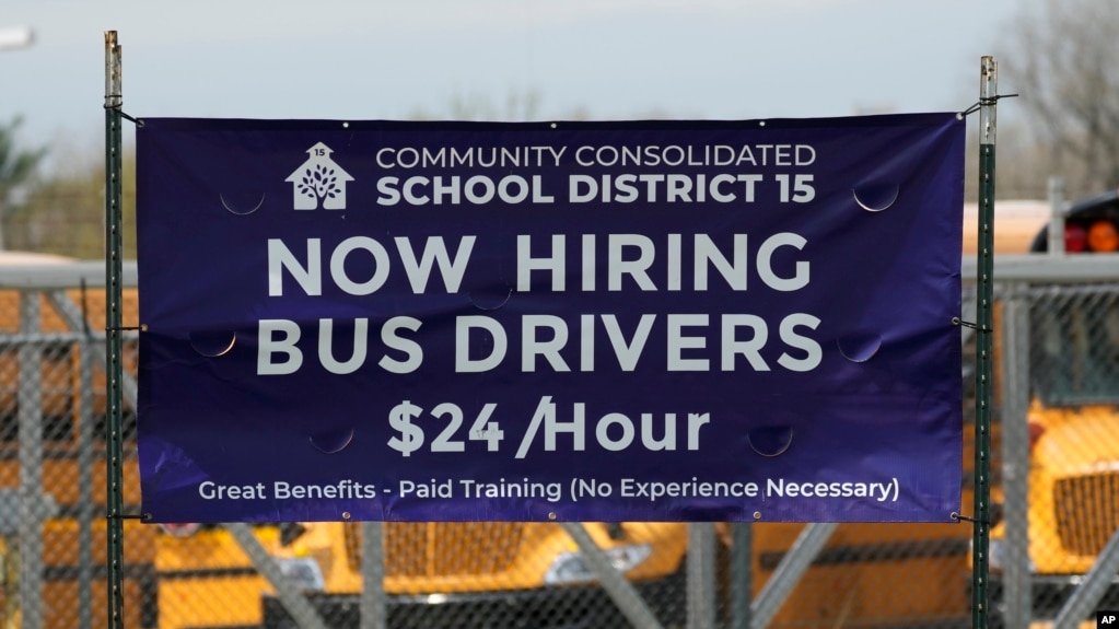 美国伊利诺伊州张贴的巴士司机招聘告示。（2023年4月19日）(photo:VOA)