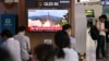 Warga menonton siaran berita yang menayangkan uji coba rudal Korea Utara, di stasiun kereta api di Seoul pada 1 Juli 2024. Korea Utara pada 1 Juli meluncurkan dua rudal balistik. (Foto: AFP)