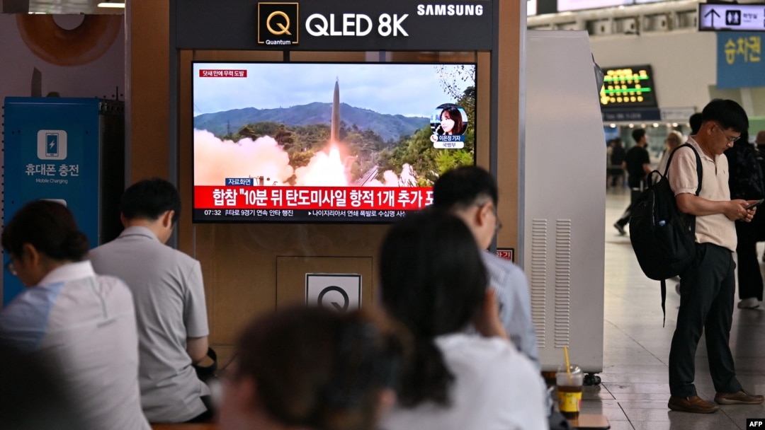 Građani gledaju izvještaje o lansiranju balističkog projektila (SRBM) Sjeverne Koreje na stanici u Seulu, u Južnoj Koreji,