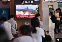 1일 한국 서울역에서 시민들이 북한의 미사일 발사 보도를 접하는 모습. 실제 발사 모습은 공개되지 않았다.