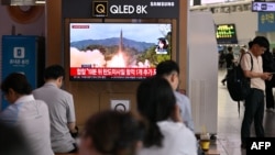 Građani gledaju izvještaje o lansiranju balističkog projektila (SRBM) Sjeverne Koreje na stanici u Seulu, u Južnoj Koreji,