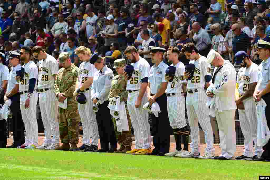 Minutos antes del inicio del juego entre los&nbsp;Milwaukee Brewers y los San Francisco Giants, se realizó un homenaje en el Día de los Caídos, que se celebra durante el fin de semana en Estados Unidos.