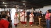 Los monaguillos encabezan la procesión de apertura en la Inmaculada Concepción de María, La Carpio, iglesia católica donde la mayoría de la congregación está compuesta por exiliados y refugiados nicaragüenses, en San José, Costa Rica, el domingo 19 de febrero de 2023.