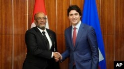 El primer ministro canadiense Justin Trudeau, derecha, participa de una reunión bilateral con su homólogo de Haití, Ariel Henry, durante la conferencia de jefes de gobierno de la Comunidad del Caribe (CARICOM) en Nassau, Bahamas, el 16 de febrero de 2023.