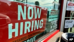 ARCHIVO - Un cartel de contratación se exhibe en una tienda minorista en Wheeling, Illinois, el domingo 24 de septiembre de 2023. (Foto AP/Nam Y. Huh)