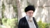 Pemimpin Tertinggi Ayatollah Ali Khamenei di halaman kantornya di Teheran, Iran, Senin, 6 Maret 2023. (Kantor Pemimpin Tertinggi Iran via AP)