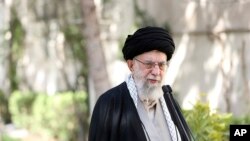 Pemimpin Tertinggi Ayatollah Ali Khamenei di halaman kantornya di Teheran, Iran, Senin, 6 Maret 2023. (Kantor Pemimpin Tertinggi Iran via AP)