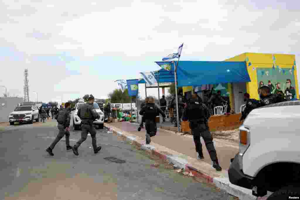 Miembros de la policía fronteriza de Israel corren hacia refugios luego de que las sirenas anunciaran ataques de misil cerca de Sderot, al sur del país.