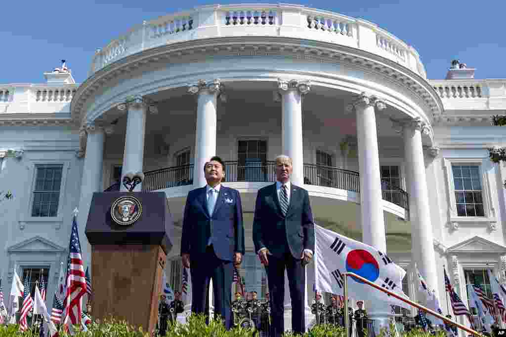 조 바이든 미국 대통령과 부인 질 바이든 여사가 26일 백악관 앞마당인 사우스론에서 미국을 국빈 방문 중인 윤석열 한국 대통령과 김건희 여사를 위한 공식 환영 행사를 개최했다.