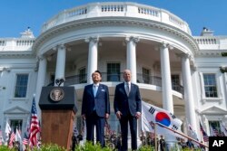 조 바이든 미국 대통령과 윤석열 한국 대통령이 26일 백악관에서 열린 공식 환영행사에서 나란히 서있다.