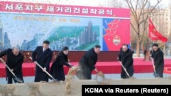 Pemimpin Korea Utara Kim Jong Un dan putrinya, Kim Ju Ae, menghadiri upacara peletakan batu pertama pembangunan jalan baru di Distrik Sopho, Pyongyang. Foto dirilis oleh kantor berita pemerintah KCNA, Minggu, 26 Februari 2023. (Foto: KCNA via Reuters)