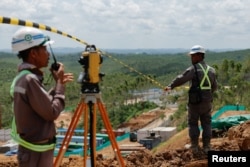 Para pekerja di area inti pemerintah pembangunan Ibukota Negara Nusantara (IKN), di Sepaku, provinsi Kalimantan Timur, 8 Maret 2023. (REUTERS/Willy Kurniawan)
