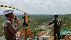 FILE - Para pekerja terlihat di kawasan inti pembangunan Ibu Kota Negara Nusantara (IKN), di Sepaku, provinsi Kalimantan Timur, 8 Maret 2023. (Willy Kurniawan/REUTERS)