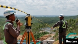 FILE - Para pekerja terlihat di kawasan inti pembangunan Ibu Kota Negara Nusantara (IKN), di Sepaku, provinsi Kalimantan Timur, 8 Maret 2023. (Willy Kurniawan/REUTERS)