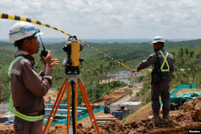 Para pekerja di lokasi pembangunan utama Ibu Kota Nusantara di Kalimantan Timur, 8 Maret 2023. (Foto: Willy Kurniawan/Reuters)