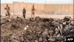 Gambar yang diambil dari video UGC yang diposting pada tanggal 20 April 2024 ini menunjukkan kerusakan akibat ledakan di pangkalan militer Irak di provinsi tengah Babilonia yang menampung koalisi kelompok bersenjata pro-Iran. (UGC/AFP)