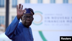 Bola Tinubu, président du Nigeria, arrive à la session de clôture du sommet du nouveau pacte financier mondial, le 23 juin 2023 à Paris, France. 