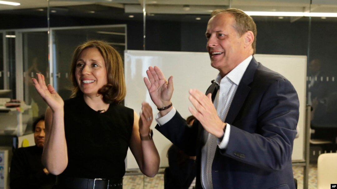 Izvršna urednica Associated Pressa Julie Pace i direktor fotografije David Ake 8. maja 2023. u New Yorku nakon što su saznali da je AP osvojio Pulitzerovu nagradu za fotografiju najnovijih vijesti. AP je također dobio javni servis Pulitzera za izvještavanje o invaziji Ukrajine.