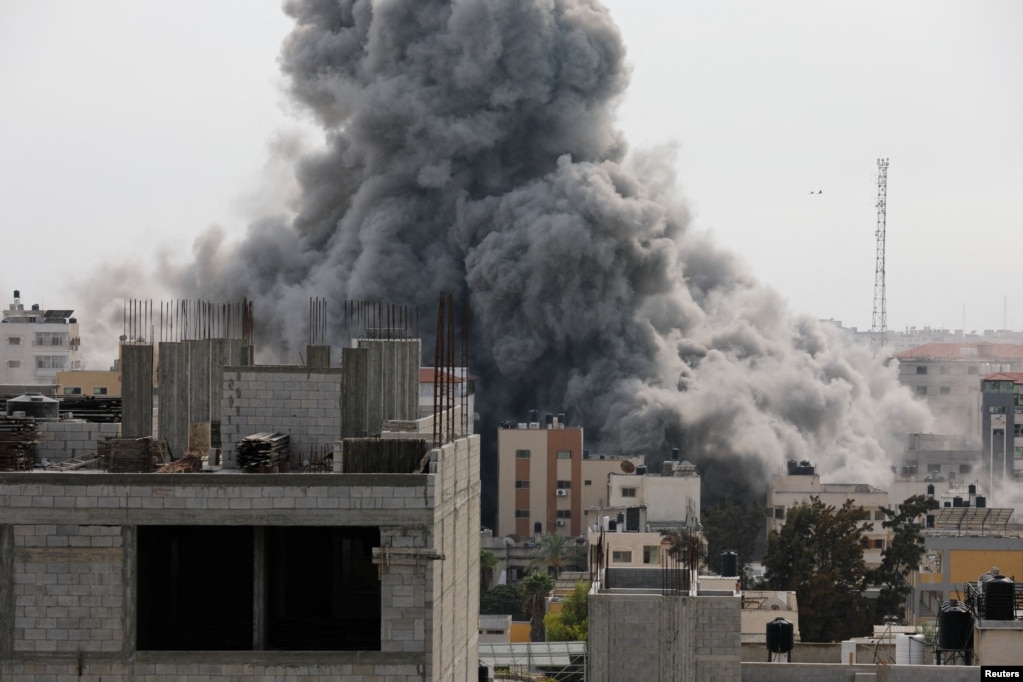 En Gaza, una gran columna de humo se alza luego de que misiles lanzados desde Israel impactaran en edificios.