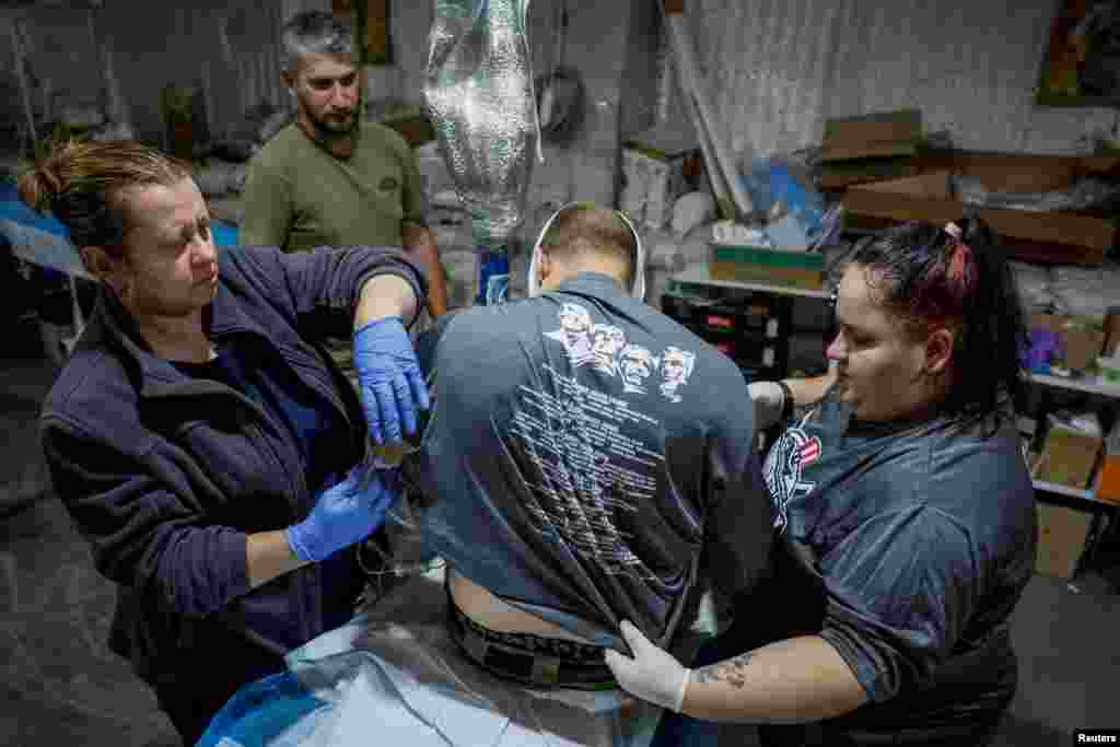 Los médicos asisten a soldado ucraniano herido antes de enviarlo a un hospital más alejado del frente de combate, cerca de la ciudad de Chasiv Yar, Ucrania, el 1 de julio de 2024.