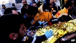 Spasioci izvlače Samira Muhammeda Accara, sirijskog migranta, iz srušene zgrade u Antakyi, Turska, subota, 18. februar 2023.