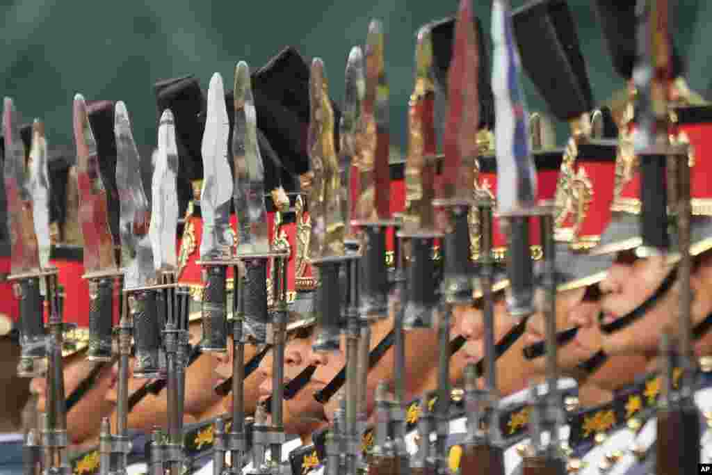 Philippines&#39; troops stand at attention during the 88th anniversary of the Armed Forces of the Philippines at Camp Aguinaldo military headquarters in Quezon city.