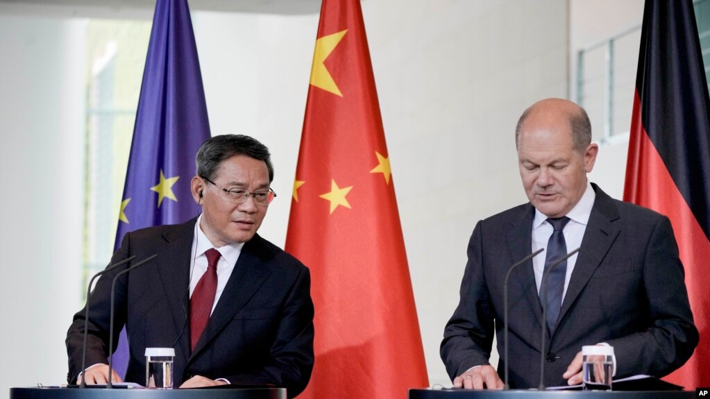 2023年6月20日，德国总理奥拉夫·朔尔茨（右）和中国总理李强在德国柏林总理府向媒体介绍两国政府磋商后的情况。（美联社照片）(photo:VOA)