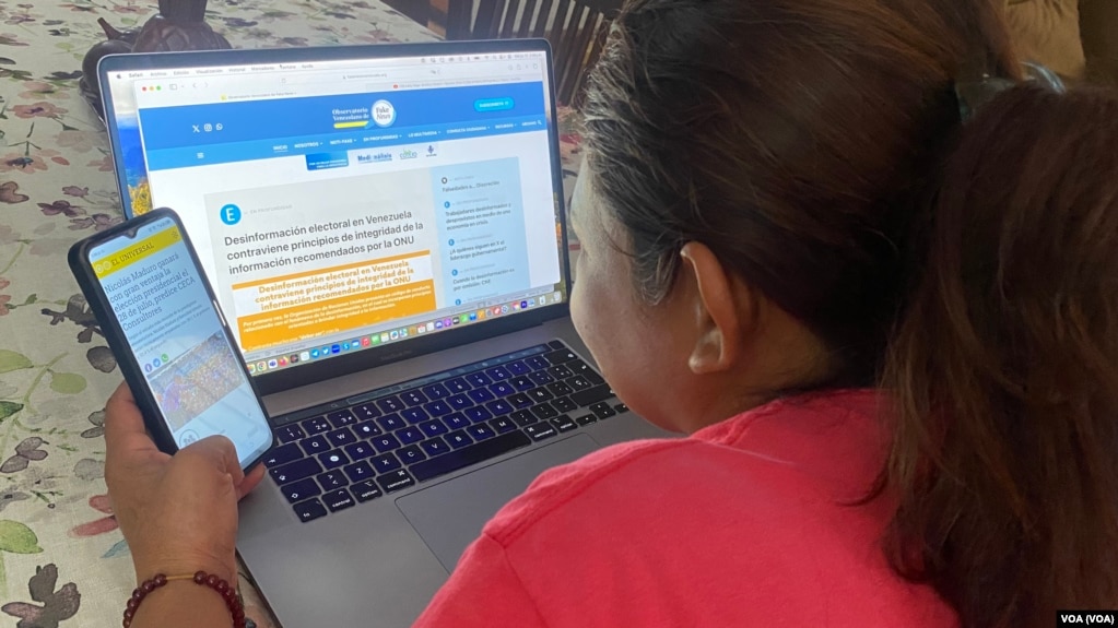 Una venezolana verifica información sobre encuestas para la elección presidencial en el portal del Observatorio Venezolano de Fake News, uno de los proyectos de verificación de datos y noticias en el país sudamericano.