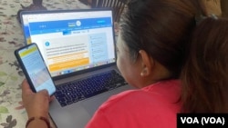 Una venezolana verifica información sobre encuestas para la elección presidencial en el portal del Observatorio Venezolano de Fake News, uno de los proyectos de verificación de datos y noticias en el país sudamericano.