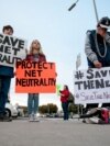 Pristalice mrežne neutralnosti okupljaju se 28. novembra 2017. u Los Angelesu, Kalifornija, kako bi protestirali protiv odluke FCC-a da je ukine.