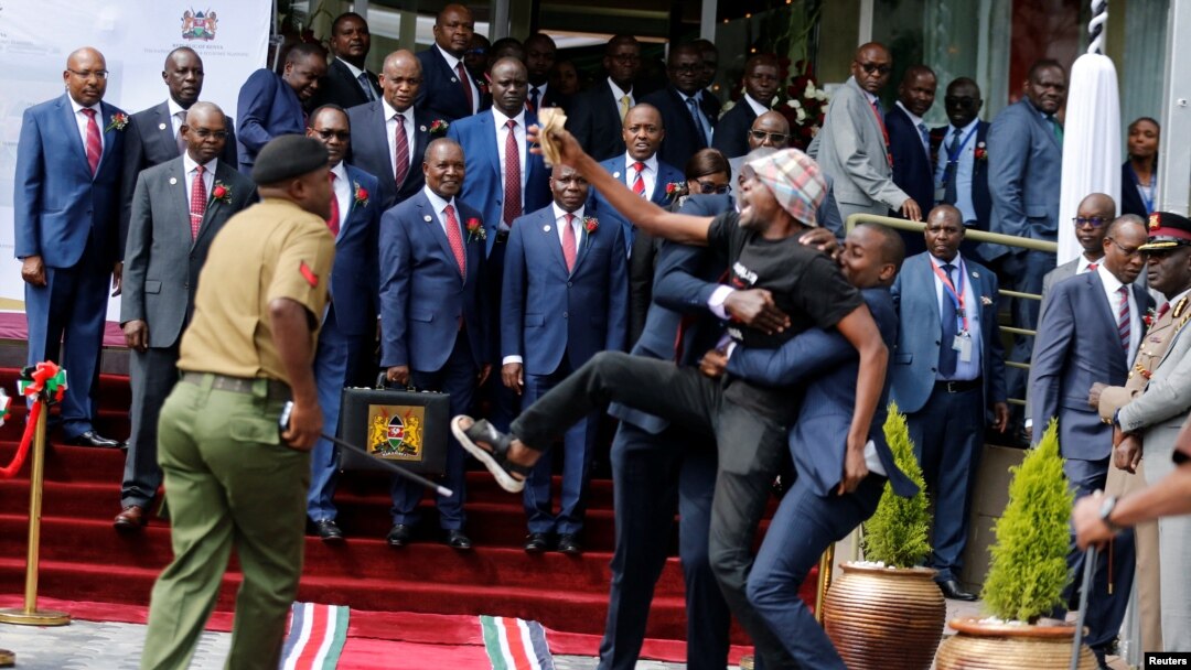 Polisi ita muri yombi Julius Kamau, umwe mu bayoboye imyigaragambyo muri Kenya